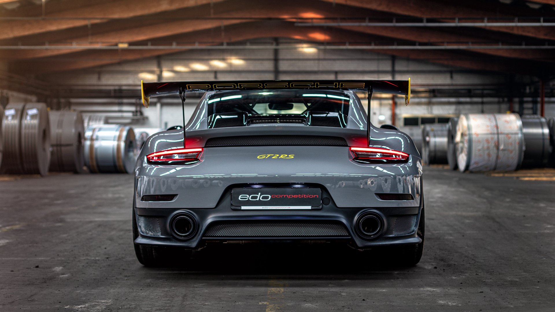 “简阳文体中心：篮球选手在赛场上挑战极限突破”